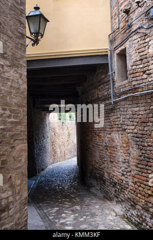 Fermo (Marken, Italien): historische Gebäude entlang einer alten typischen Gasse Stockfoto