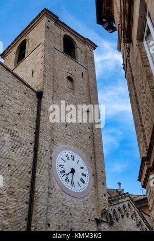 Fermo (Marken, Italien): historische Gebäude entlang einer alten typischen Straße Stockfoto