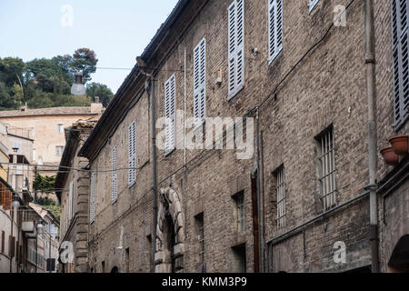 Fermo (Marken, Italien): historische Gebäude entlang einer alten typischen Straße Stockfoto