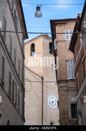 Fermo (Marken, Italien): historische Gebäude entlang einer alten typischen Straße Stockfoto