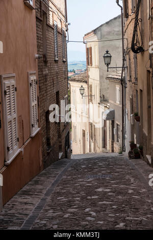 Fermo (Marken, Italien): historische Gebäude entlang einer alten typischen Straße Stockfoto