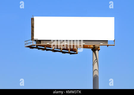 Große Reklametafeln und klaren, blauen Himmel Außenwerbung Vorlage mit Freistellungspfad enthalten. Stockfoto