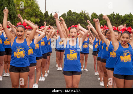 Eine multiethnische High School pep squad Five vor dem Marsch in eine Stadt Jubiläum Parade in Fountain Valley, CA. Stockfoto