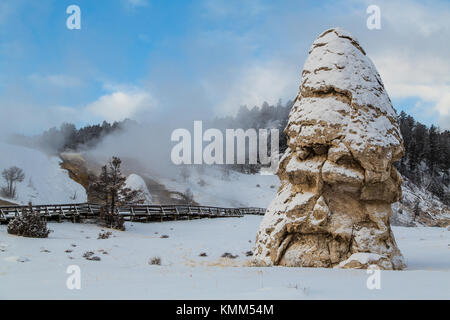 Frischer Schnee deckt die Liberty cap Travertin rock Kegel Ausbildung in den Yellowstone National Park Mammoth Hot Springs im Winter November 29, 2016 in Wyoming. (Foto von Jacob w. Frank über planetpix) Stockfoto