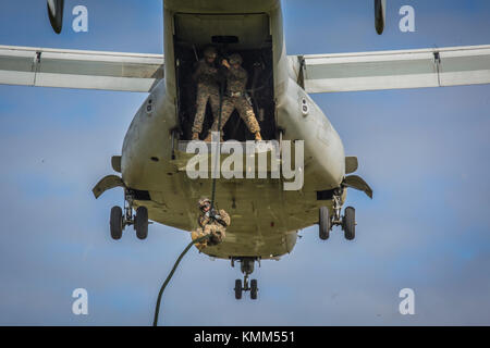 Us Marine Corps Soldaten schnell Seil steigen von einem US Marine Corps MV-22 Osprey Angriff Unterstützung Flugzeuge im Camp Hansen am 28. November 2017 in Okinawa, Japan. (Foto von Andy Martinez über planetpix) Stockfoto