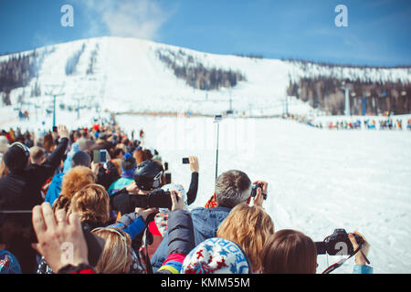 Sheregesh, Kemerovo Region, Russland - 16. April 2016: Aufnahme von Video mit Smartphone während einer Skiabfahrt in Sibirien auf dem Festival Stockfoto