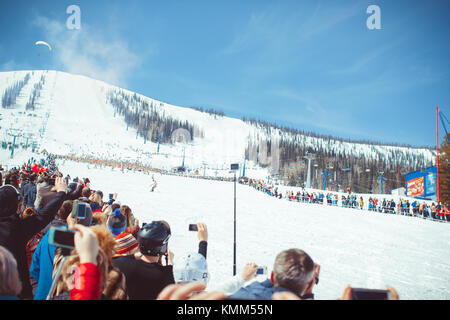 Sheregesh, Kemerovo Region, Russland - 16. April 2016: Aufnahme von Video mit Smartphone während einer Skiabfahrt in Sibirien auf dem Festival Stockfoto