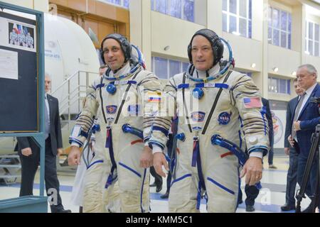 Die NASA Iss Expedition 54-55 prime Besatzungsmitglieder der russische Kosmonaut Anton shkaplerov von roskosmos (links) und amerikanische Astronaut Scott Prickeln in Pre-launch endgültige Qualifikation Prüfungen an der Gagarin Cosmonaut Training Centre 28. November 2017 in Star City, Russland. (Foto von Elizabeth weissinger über planetpix) Stockfoto