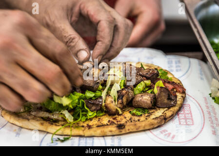 Hand bereitet leckere gegrillte Leber türkische Shish Kebab über lavash zu dienen. Stockfoto