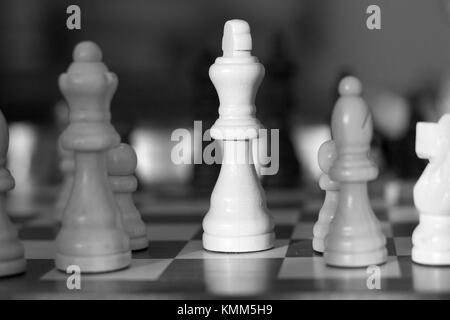 Weiß Schach quenn zeichnet sich vor dem Hintergrund auf einem Schachbrett Stockfoto