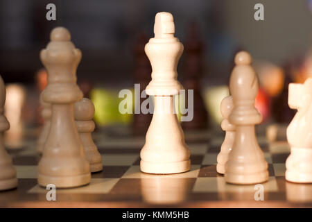 Weiß Schach quenn zeichnet sich vor dem Hintergrund auf einem Schachbrett Stockfoto