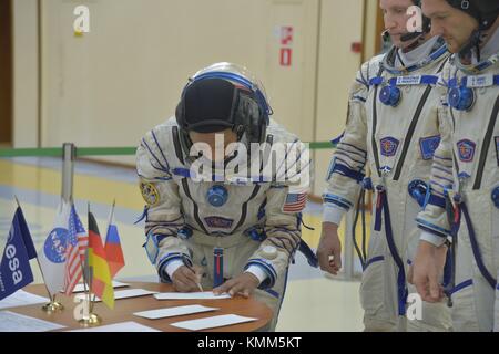 Die NASA Iss Expedition 54-55 backup Crew Member amerikanische Astronaut Jeanette epps (links) Zeichen in der Besatzungen endgültige Qualifikation an der Prüfung Gagarin Cosmonaut Training Centre 28. November 2017 in Star City, Russland. (Foto von Elizabeth weissinger über planetpix) Stockfoto