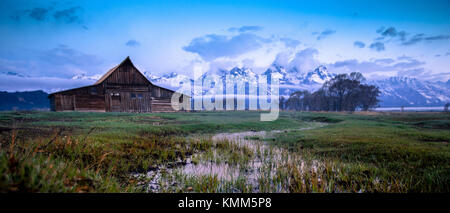 Ein Bach fließt vor der T. A. Moulton Barn im Grand Teton National Park Mormon Row Historic District 10. Mai 2016 in Moose, Wyoming. (Foto von John Tobiason via Planetpix) Stockfoto