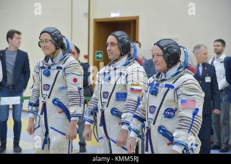 Die NASA Iss Expedition 54-55 prime Besatzungsmitglieder (L-R) japanische Astronaut norishige Kanai der Japan Aerospace Exploration Agency (JAXA), russischer Kosmonaut Anton shkaplerov von roskosmos, und amerikanische Astronaut Scott Prickeln in Pre-launch endgültige Qualifikation Prüfungen an der Gagarin Cosmonaut Training Centre 29. November 2017 in Star City, Russland. (Foto von Elizabeth weissinger über planetpix) Stockfoto