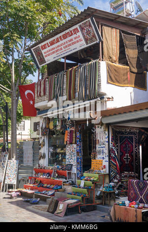 Basar, Souvenirshop an einer kleinen Gasse von Kaleici, der Altstadt von Antalya, Türkische Riviera, Türkei Stockfoto
