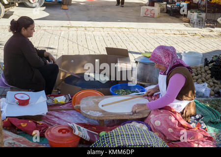 Türkische Frau kochen Pide (Fladenbrot) auf dem Markt der Ocurcalar, Türkische Riviera, Türkei Stockfoto