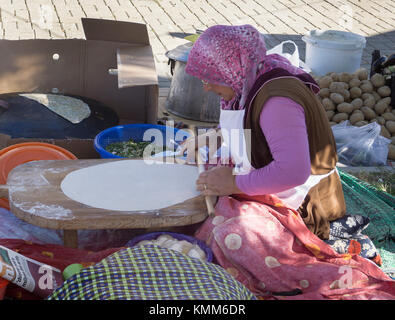 Türkische Frau kochen Pide (Fladenbrot) auf dem Markt der Ocurcalar, Türkische Riviera, Türkei Stockfoto