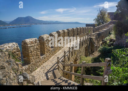 Zinne der mittelalterlichen Festung mit Blick auf das Mittelmeer und das Taurusgebirge, Alanya, Türkische Riviera, Türkei Stockfoto