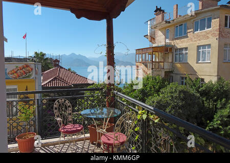 Blick vom Balkon eines Gästehauses im Kaleici über der Bucht von Antalya und das Taurusgebirge, Antalya, Türkische Riviera, Türkei Stockfoto