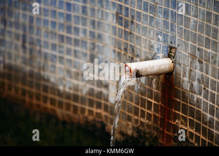 Borjomi, Samtskhe-Javakheti, Georgien. Kaltes Mineralwasser Strömt Aus Dem Rohr Im Pumpenraum. Pavillon Über Der Kalten Quelle Des Borjomi Mineralwasser. Stockfoto