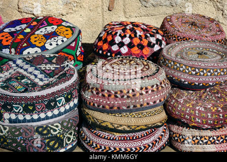 Detail shot, bunt, Taqiyah, traditionelle orientalische abgerundete scullcaps im Basar, an einem Souvenir Shop in der Altstadt von Antalya, in der Türkei gesehen Stockfoto