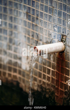 Borjomi, Samtskhe-Javakheti, Georgien. Kaltes Mineralwasser Strömt Aus Dem Rohr Im Pumpenraum. Pavillon Über Der Kalten Quelle Des Borjomi Mineralwasser. Stockfoto