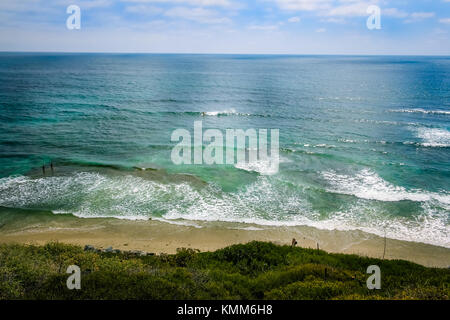 SAN DIEGO - Juli 16, 2016 - Blick auf Surfers reiten Wellen auf der kalifornischen Küste von San Diego Meditationsgarten am 16. Juli 2016, in San Diego, Ca Stockfoto