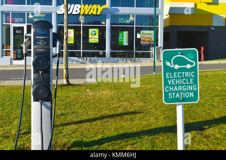 Elektroauto Ladestation außerhalb einer U-Bahn fast food Restaurant in Barkley Dorf in Bellingham, Washington, USA. Stockfoto