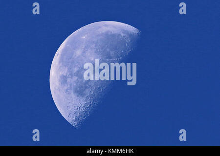 Zunehmender Mond im ersten Viertel am frühen Morgen Tageslicht in Italien Anfang November in der nördlichen Hemisphäre Stockfoto