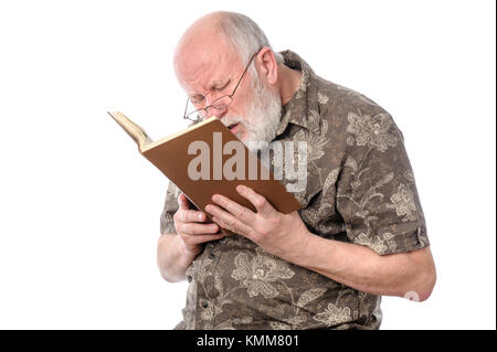Stattliche kahl und Bärtigen schlecht sehen, älterer Mann mit Brille ein Buch lesen, auf weißem Hintergrund Stockfoto