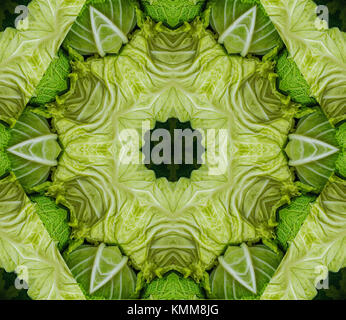 Zusammenfassung Hintergrund mit geometrischen kaleidoskopische Design aus Grünkohl Köpfe auf dem Bauernmarkt erhalten Stockfoto
