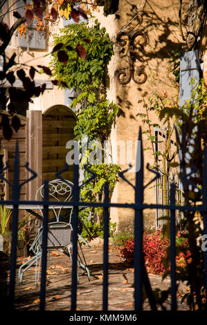 Garten im Innenhof, Cazals, Frankreich Stockfoto