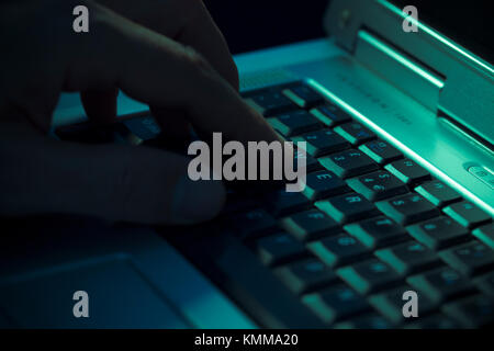 Mann durch Drücken einer Taste auf einem Laptop Tastatur Stockfoto