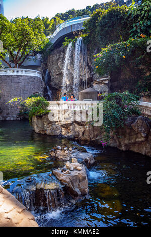 Wasserfall, Frosch Skulptur und live Dosenschildkröten, Hong Kong Park, Hong Kong Stockfoto