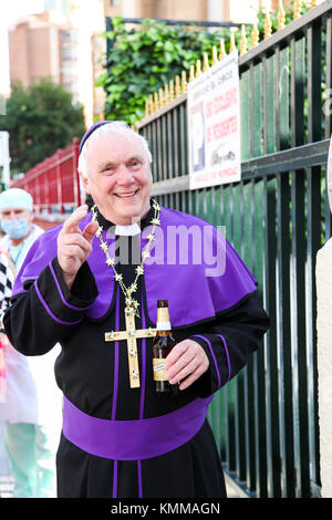 Benidorm neue Stadt Britische fancy dress Tag Mann verkleidet, wie der Papst mit einer Flasche Bier in der Hand Stockfoto