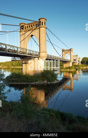 Die Hängebrücke über den Fluss Loire in Langeais, Loire Tal, Frankreich. Stockfoto