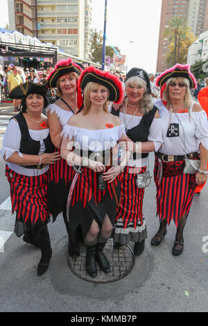 Benidorm neue Stadt Britische fancy dress Tag Gruppe von Frauen als Piraten verkleidet Stockfoto