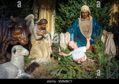 Weihnachten Krippe mit Maria und der Engel Gabriel auf Baby Jesus in seiner Krippe Stockfoto