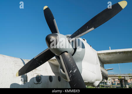 Alten rostigen aufgegeben Flugzeuge, Nahaufnahme mit einem blauen Himmel Stockfoto