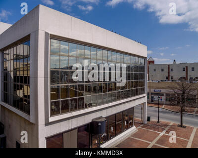 Bürogebäude in einer Schule Straße in der Innenstadt von Glen Cove, New York. Stockfoto