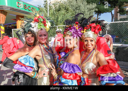 Benidorm neue Stadt Britische fancy dress Tag Gruppe von Frauen gekleidet, wie Carmen Miranda Stockfoto