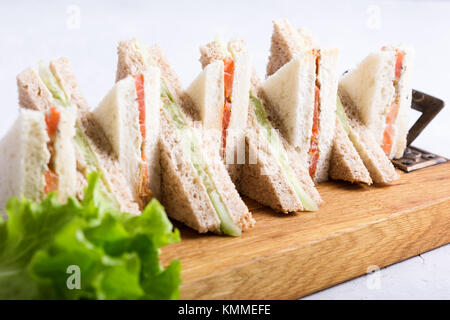 Englisch Sandwiches platter auf Holzbrett über hellen Hintergrund Stockfoto