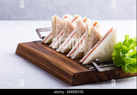 Englisch Sandwiches platter auf Holzbrett über hellen Hintergrund Stockfoto