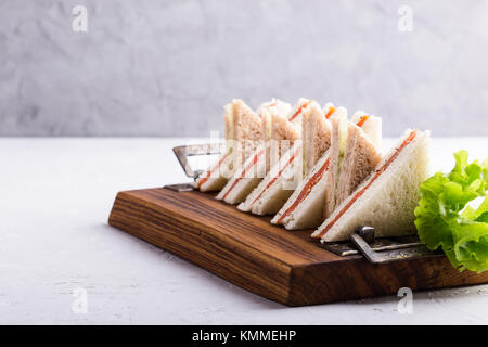 Englisch Sandwiches platter auf Holzbrett über hellen Hintergrund Stockfoto