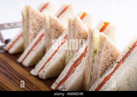 Englisch Sandwiches platter auf Holzbrett über hellen Hintergrund Stockfoto