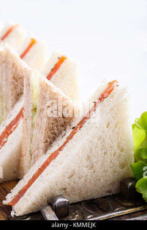 Englisch Sandwiches platter auf Holzbrett über hellen Hintergrund Stockfoto