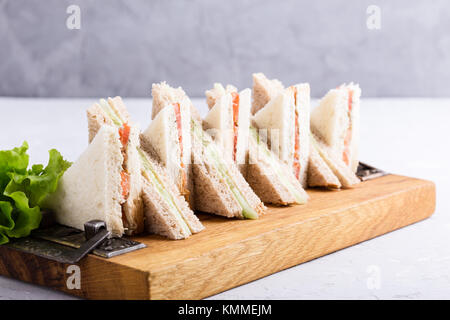 Englisch Sandwiches platter auf Holzbrett über hellen Hintergrund Stockfoto