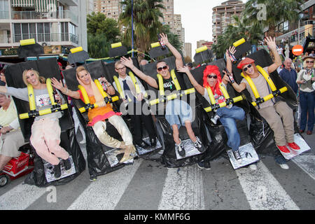 Benidorm neue Stadt Britische fancy dress Tag Gruppe von Menschen als eine Achterbahnfahrt gekleidet Stockfoto