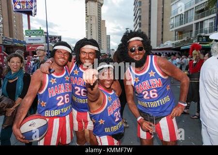 Benidorm neue Stadt Britische fancy dress Tag Gruppe Männer, verkleidet als die Harlem globe Traber Stockfoto