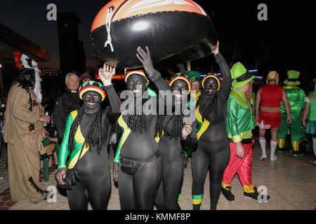 Benidorm neue Stadt Britische fancy dress Tag Gruppe von Frauen als jamaikaner Bob Team gekleidet Stockfoto